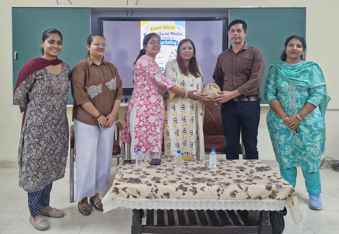 Group photograph with students after a digital marketing session