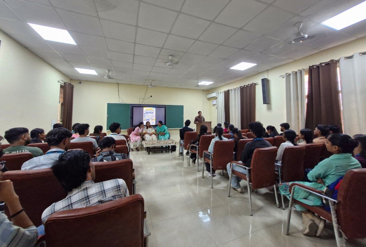 Sandeep Kaushik guiding students during a digital marketing session